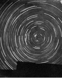 A. Niklitschek: „‘Tanz der Sterne’ (Aufnahme des  Himmelsnordpoles), Ernostar 1:2, f=10 cm, Agfa-ISS, 2 Stunden Belichtungszeit, Rapidentwickler“