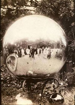 Anonym (Amateur) „Autoportrait de groupe dans une boule de jardin“, um 1900