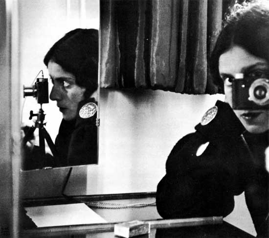 Ilse Bing: Selbstporträt mit Leica, 1931