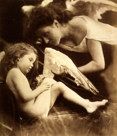 Julia Margaret Cameron: Venus schilt Cupido und nimmt ihm den Flügel weg, 1872