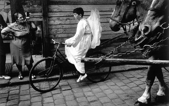 Josef Koudelka: Ange à bicyclette, 1968