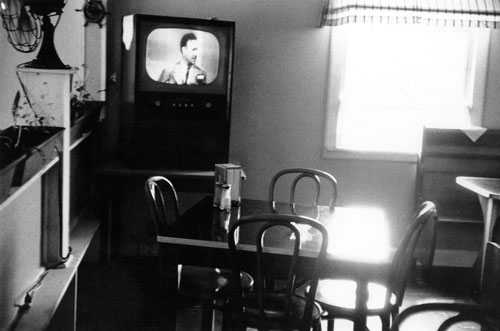 Robert Frank: Restaurant - US-Bundesstrae 1, Stadtrand von Columbia, South Carolina, 1958 