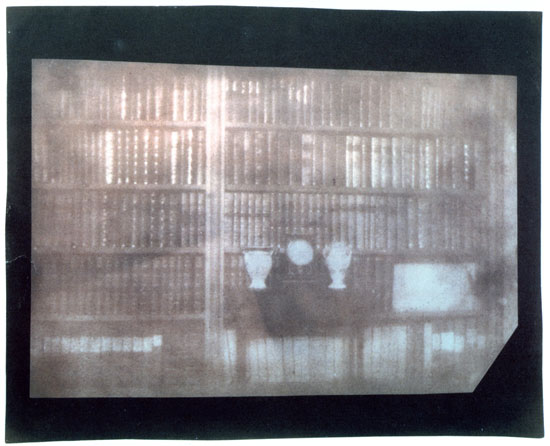 William Henry Fox Talbot: „Bookcase“ at Lacock Abbey, 26. November 1839