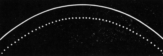 Etienne Jules Marey: „Einfache und chronophotographische Bahnlinie einer glänzenden Kugel, die vor einem dunklen Hintergrund vorüberfliegt.“ (aus: E.J. Marey, Die Chronophotographie, Aus dem Französischen übersetzt von Dr. A. von Heydebreck, Berlin: Mayer & Müller, 1893
